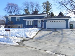 1656 Willow Ct, Grafton, WI 53024