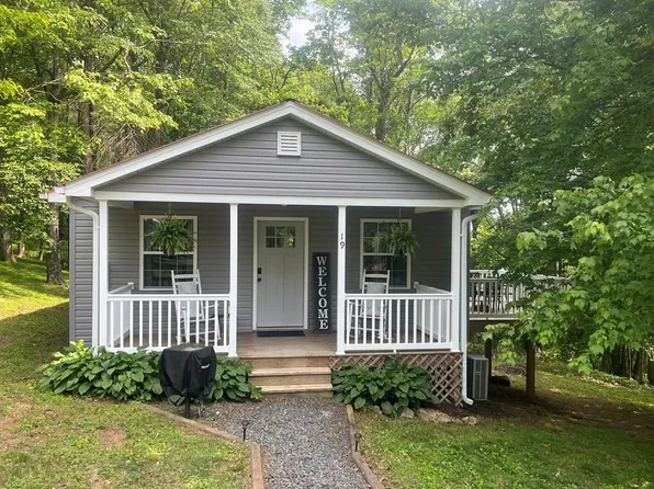 19 County Top Ln, Fancy Gap, VA 24328