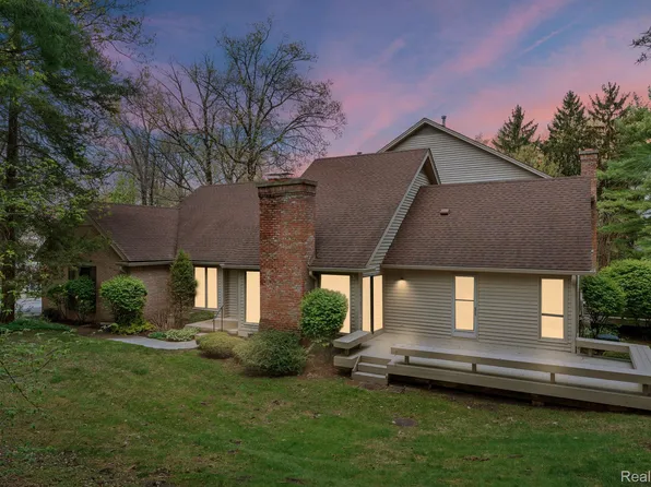 4612 Golf View Dr, Brighton, MI 48116