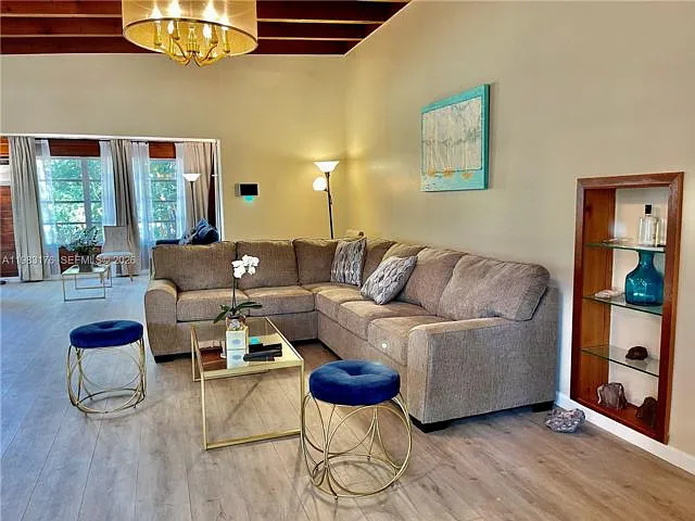 3 bed, 2.0 bath, 1721 sqft, $5,500 — Photo 2