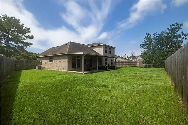 4 bed, 2.5 bath, 2379 sqft, $2,500 — Photo 2