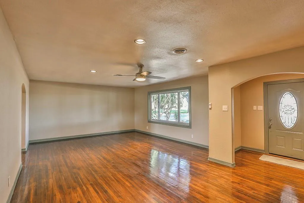 4 bed, 2.5 bath, 2792 sqft, $3,500 — Photo 4
