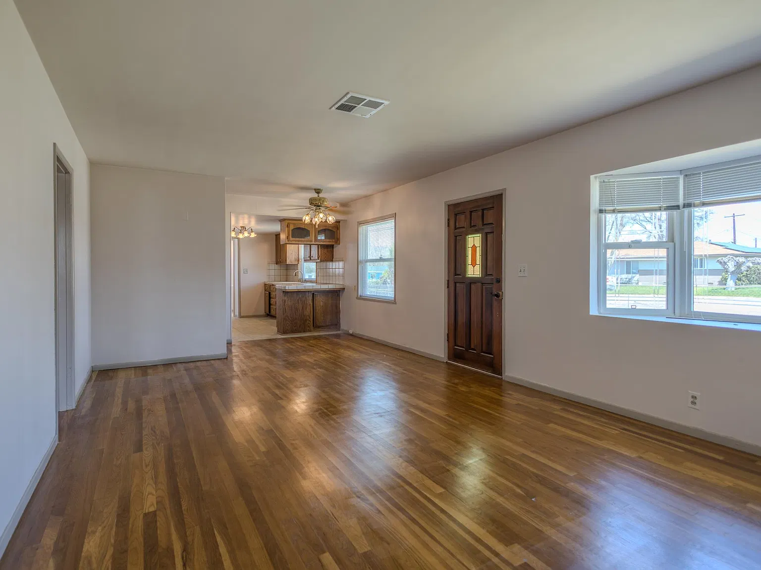 3 bed, 1181 sqft, $2,400 — Photo 3