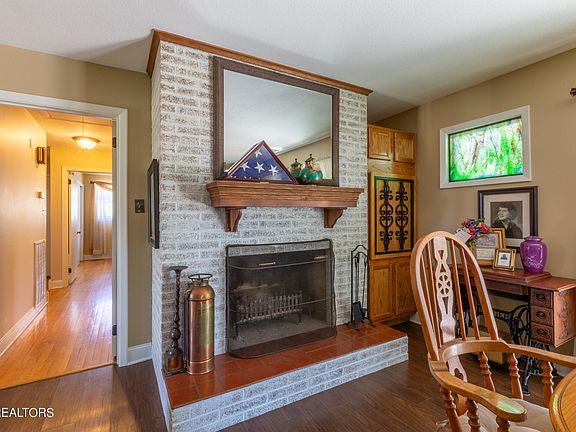 5th image of 400 Lupine Dr