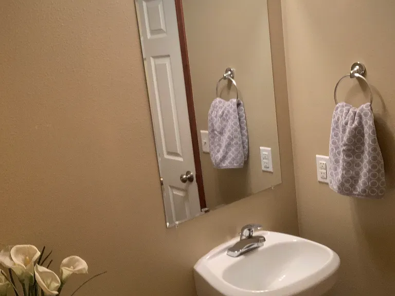 Main floor 1/2 bath