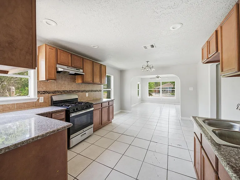 1102 Johnson St — Photo 4