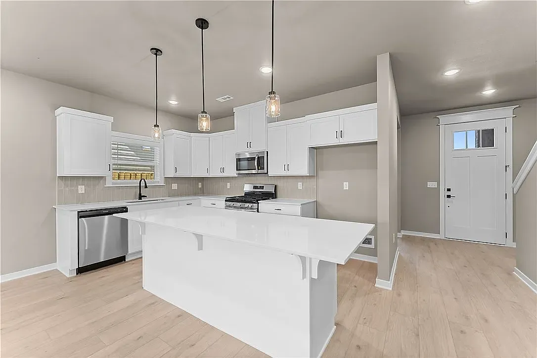 4 bed, 1955 sqft, $2,350 — Photo 3