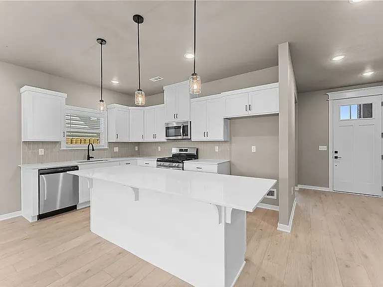 5911 SW Chiefs Ave — Photo 3