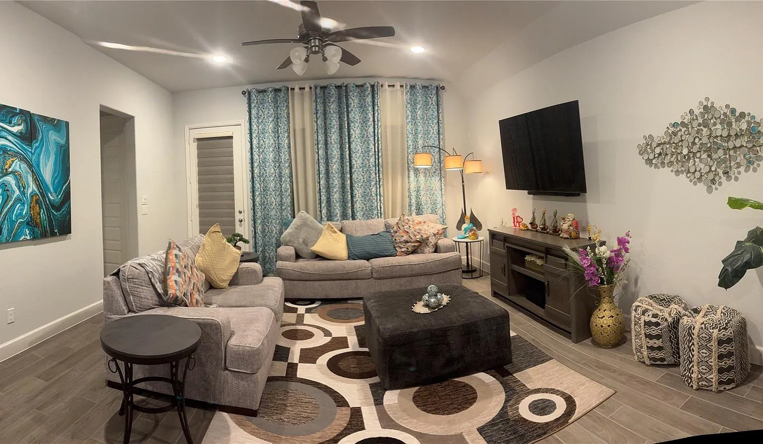 3 bed, 2.0 bath, 1954 sqft, $2,700 — Photo 2