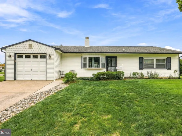 36 Sunset Ln, Levittown, PA 19055