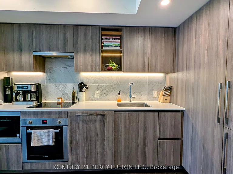 17 Bathurst St #808 — Photo 3