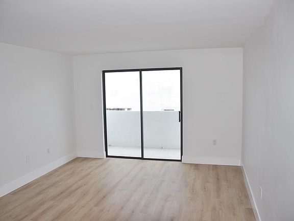 4th image of 1418 Collins Avenue #303