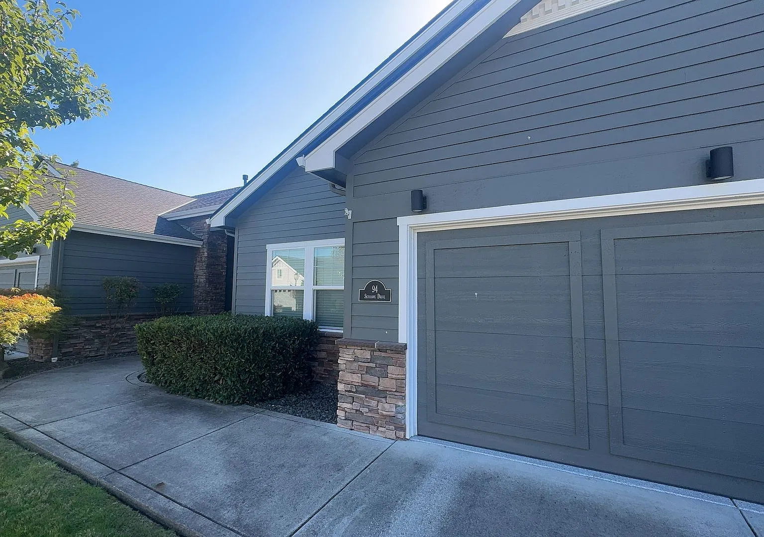 2 Bedroom-2 Bath single Family Home in Gate Community-Eagle Point Golf Course-Eagle Point, Oregon — Photo 2