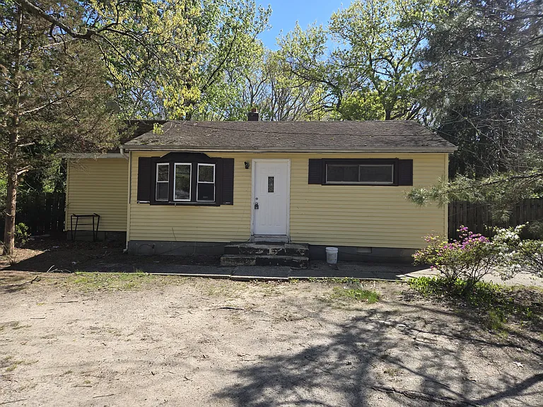 124 Erica Rd — Photo 3