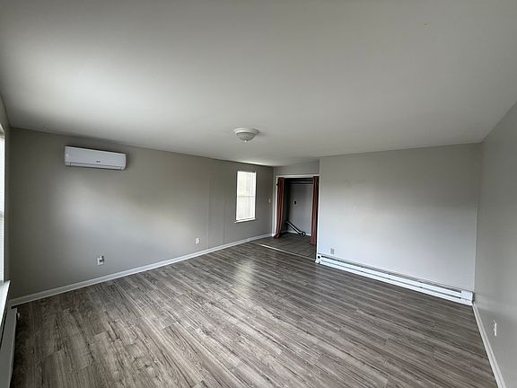 3rd image of 490 Ashland Ter #1