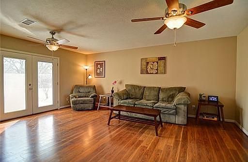 4th image of 4012 Meadowwood Dr