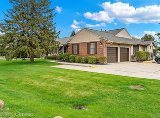 9991 Cambridge Ct, South Lyon, MI
