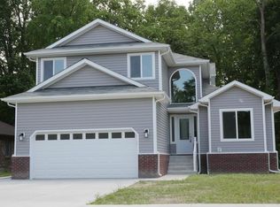 1194 E South Blvd, Troy, MI 48085