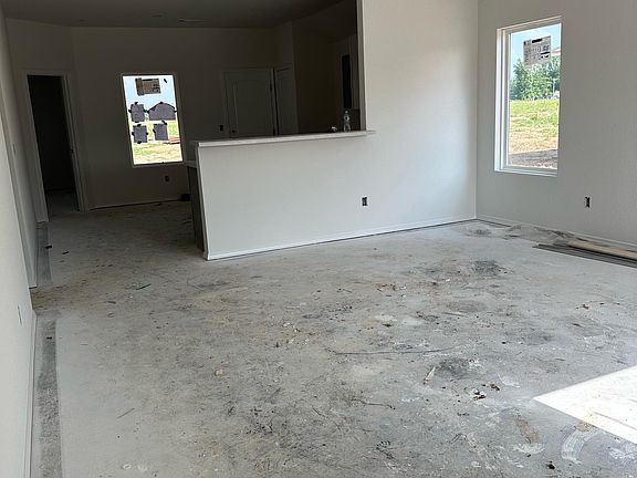 3rd image of 26 Oak Leaf Dr