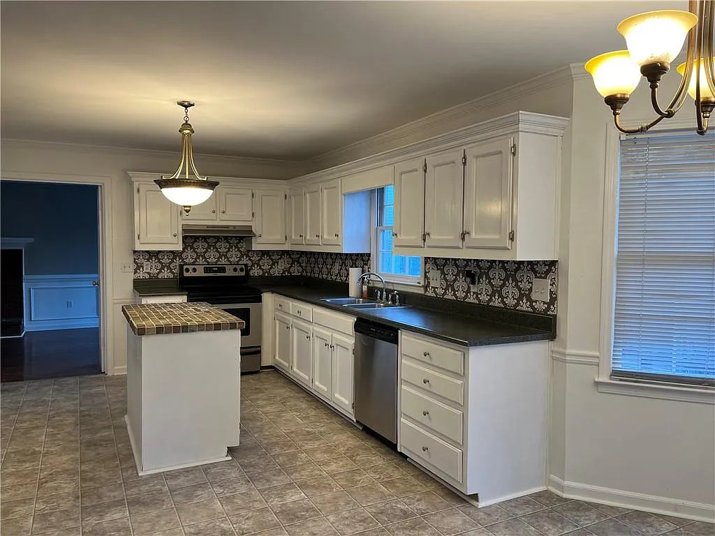 3 bed, 2.5 bath, 2160 sqft, $2,450 — Photo 3