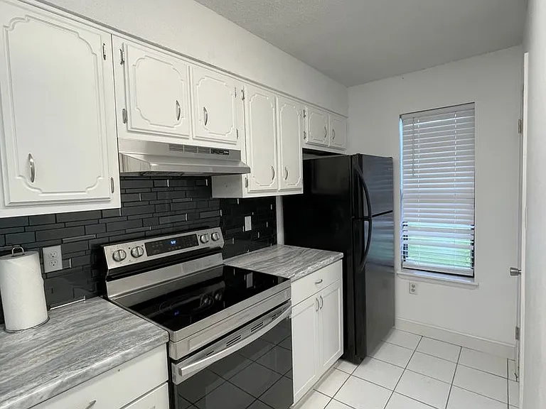 308 Woodrow St E #F — Photo 5