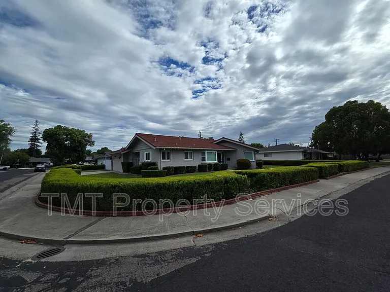 9 W Robinhood Dr — Photo 1
