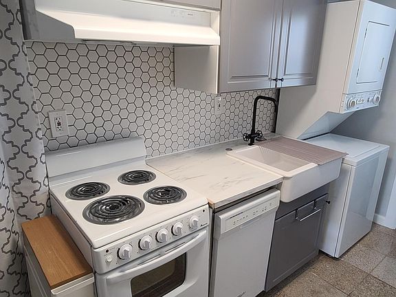 Kitchen and washer/dryer