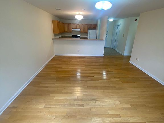 3rd image of 478 Essex St #I