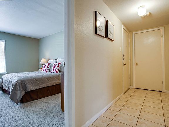 2nd image of 605 Lauderdale Dr #605