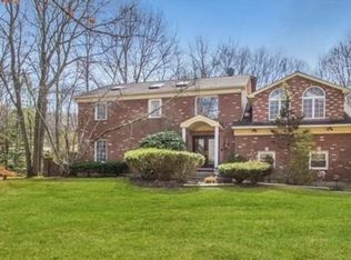 2 Carry Ln, Melville, NY 11747