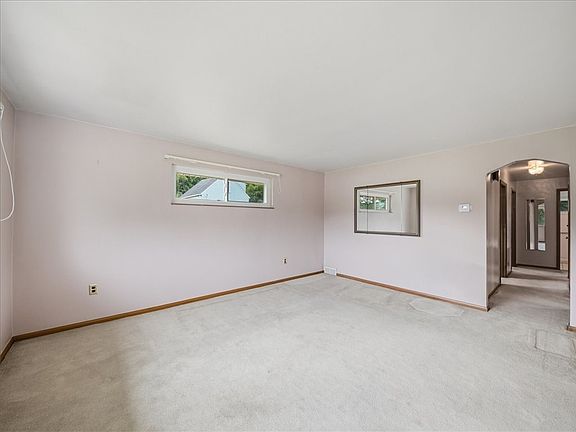 4th image of 606 Golf Course Rd