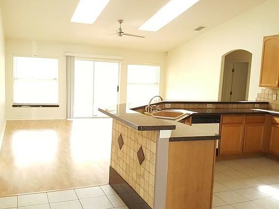5th image of 932 Girard Dr