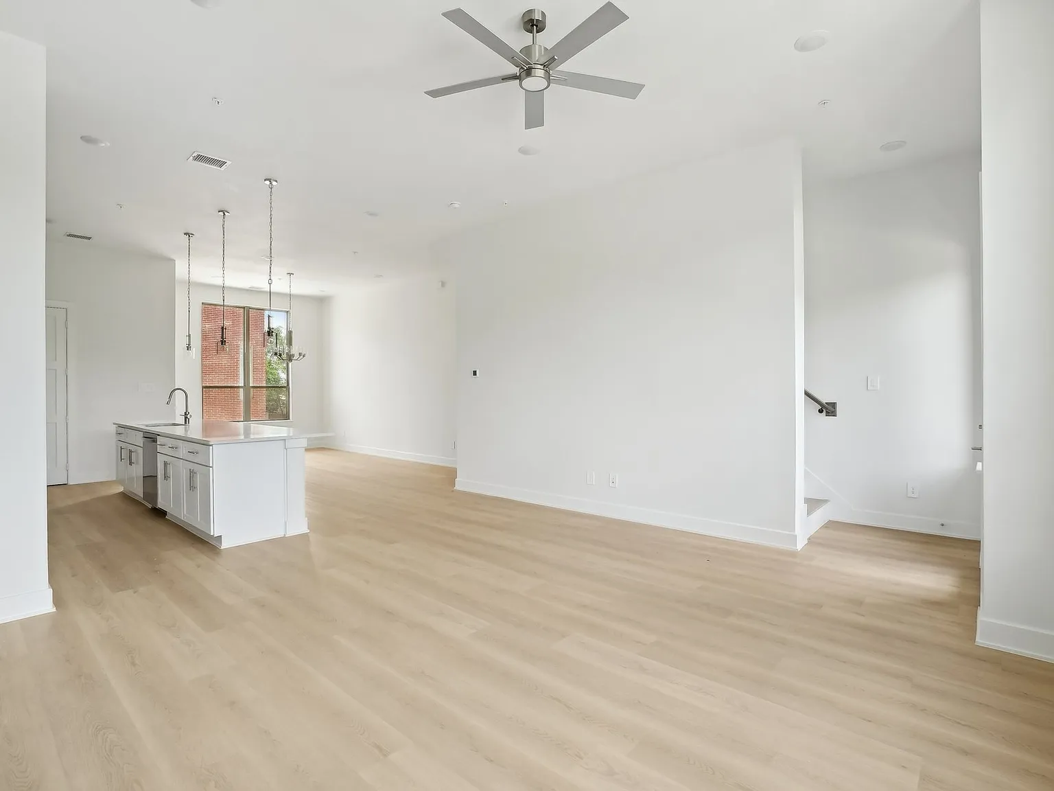 3 bed, 3.5 bath, 2153 sqft, $3,400 — Photo 3