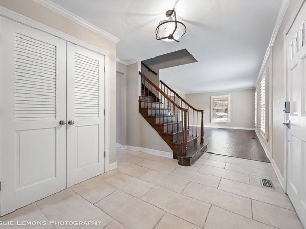 1525 Chickasaw Dr, Naperville, IL 60563