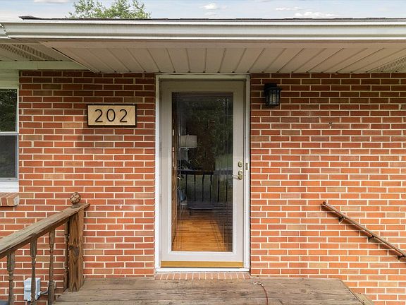 3rd image of 202 Whiteheirs St