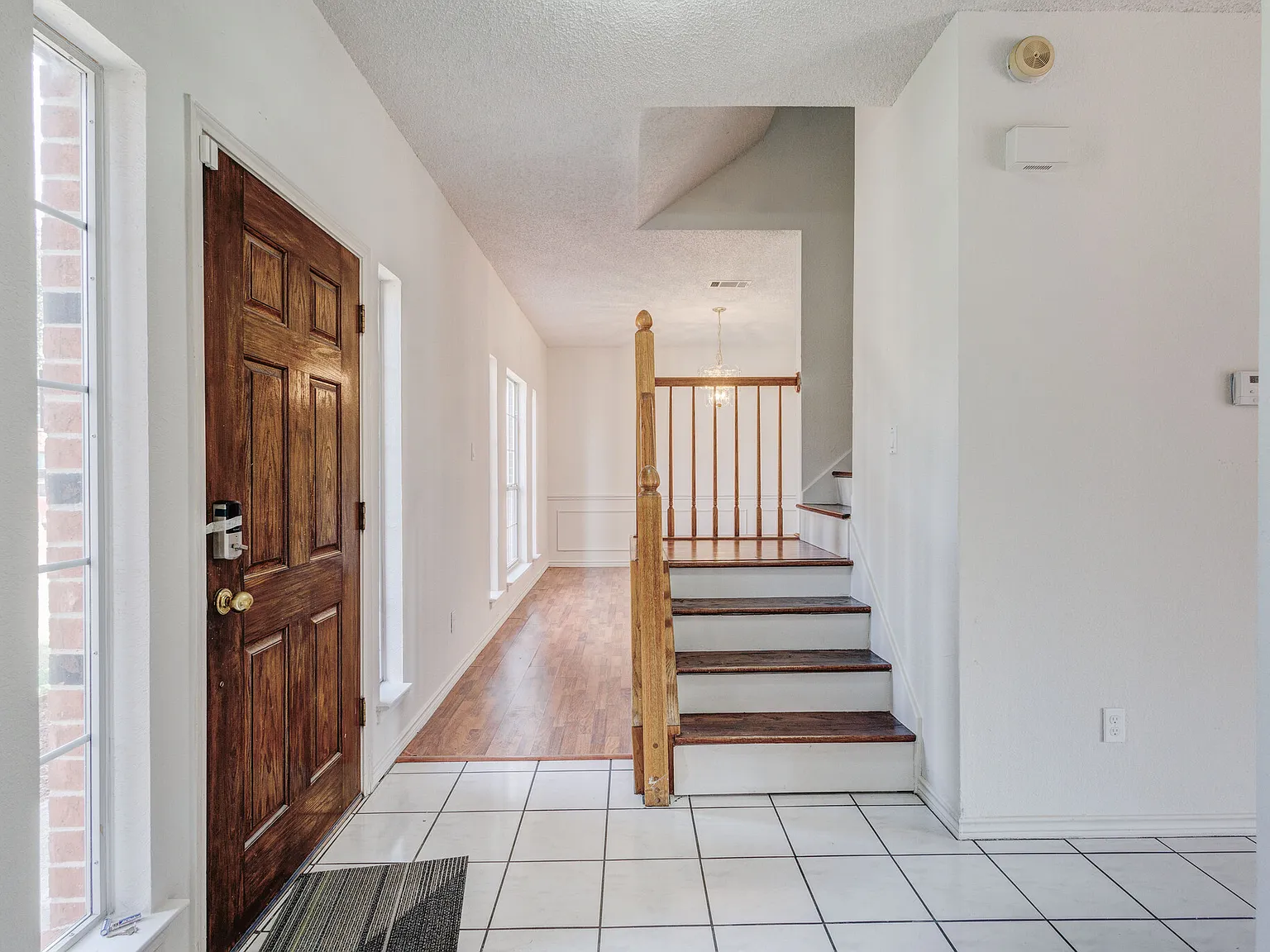 4 bed, 2.5 bath, 2700 sqft, $2,400 — Photo 3