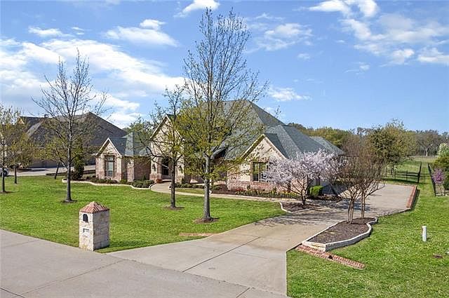 1st image of 3301 Twin Lakes Dr