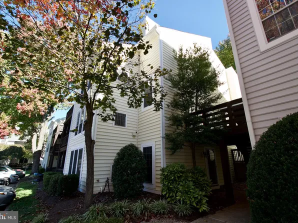 10066 Oakton Terrace Rd #10066, Oakton, VA 22124