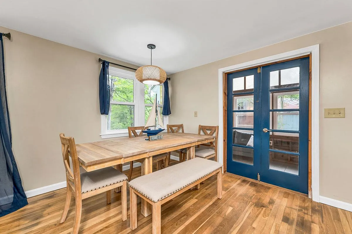 2 bed, 1.0 bath, 1350 sqft, $2,100 — Photo 2