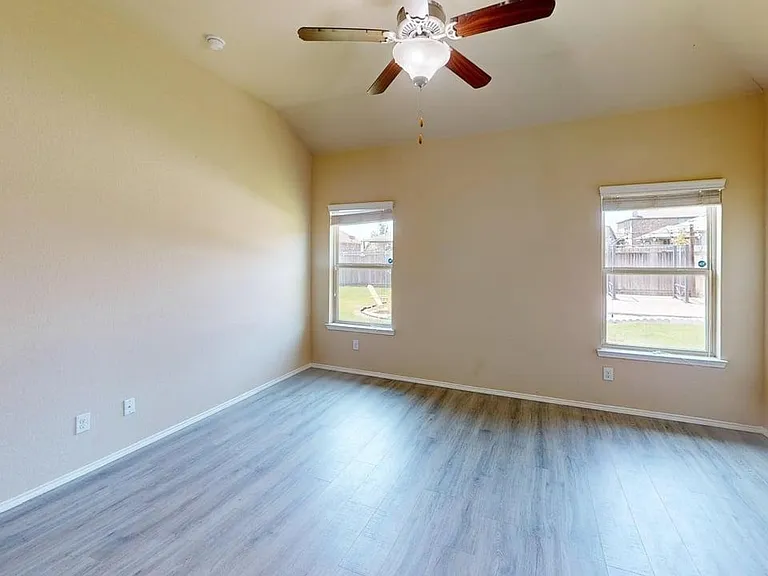 400 Plum Ct — Photo 17