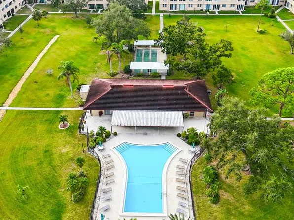 5095 Bay St NE APT 210, Saint Petersburg, FL 33703