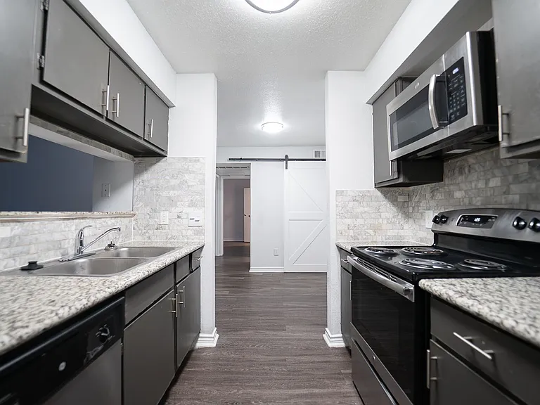 Chesapeake Apartments — Photo 27
