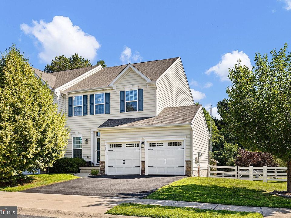 1st image of 585 Canal Dr