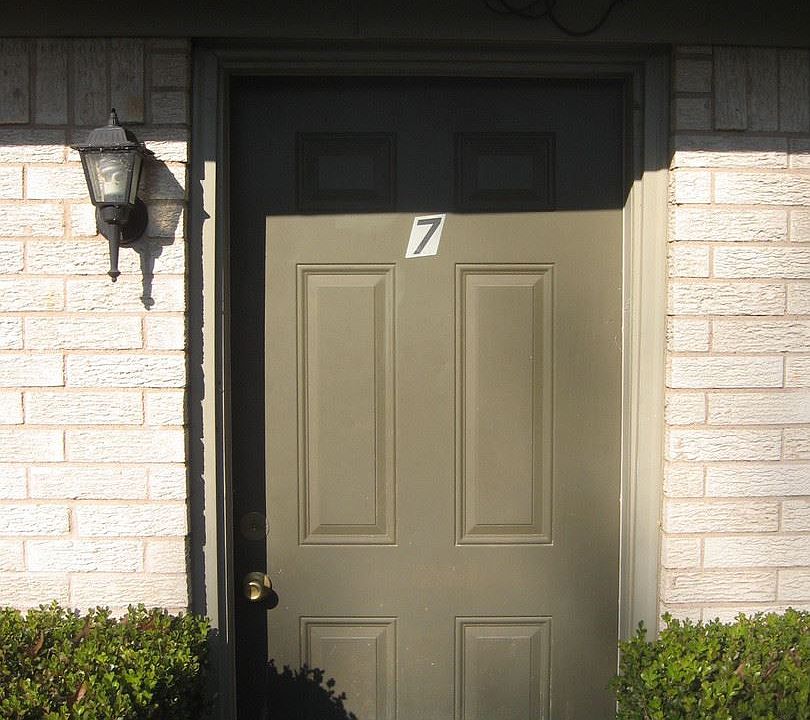 2nd image of 2606 Lamar Ave APT 07