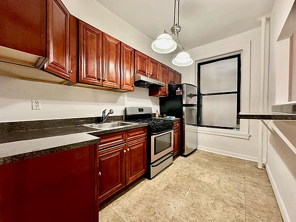 5th image of 938 Amsterdam Ave APT 2R