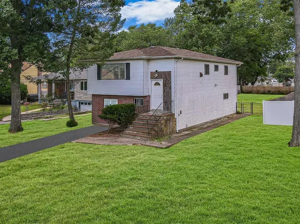 51 W Oakdale Street, Bay Shore, NY 11706