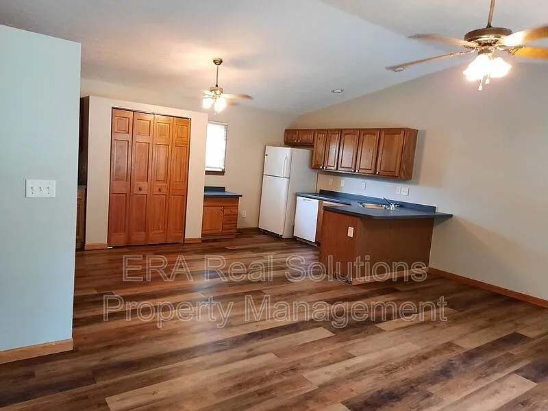 3 bed, 1.0 bath, 1040 sqft, $1,395 — Photo 3