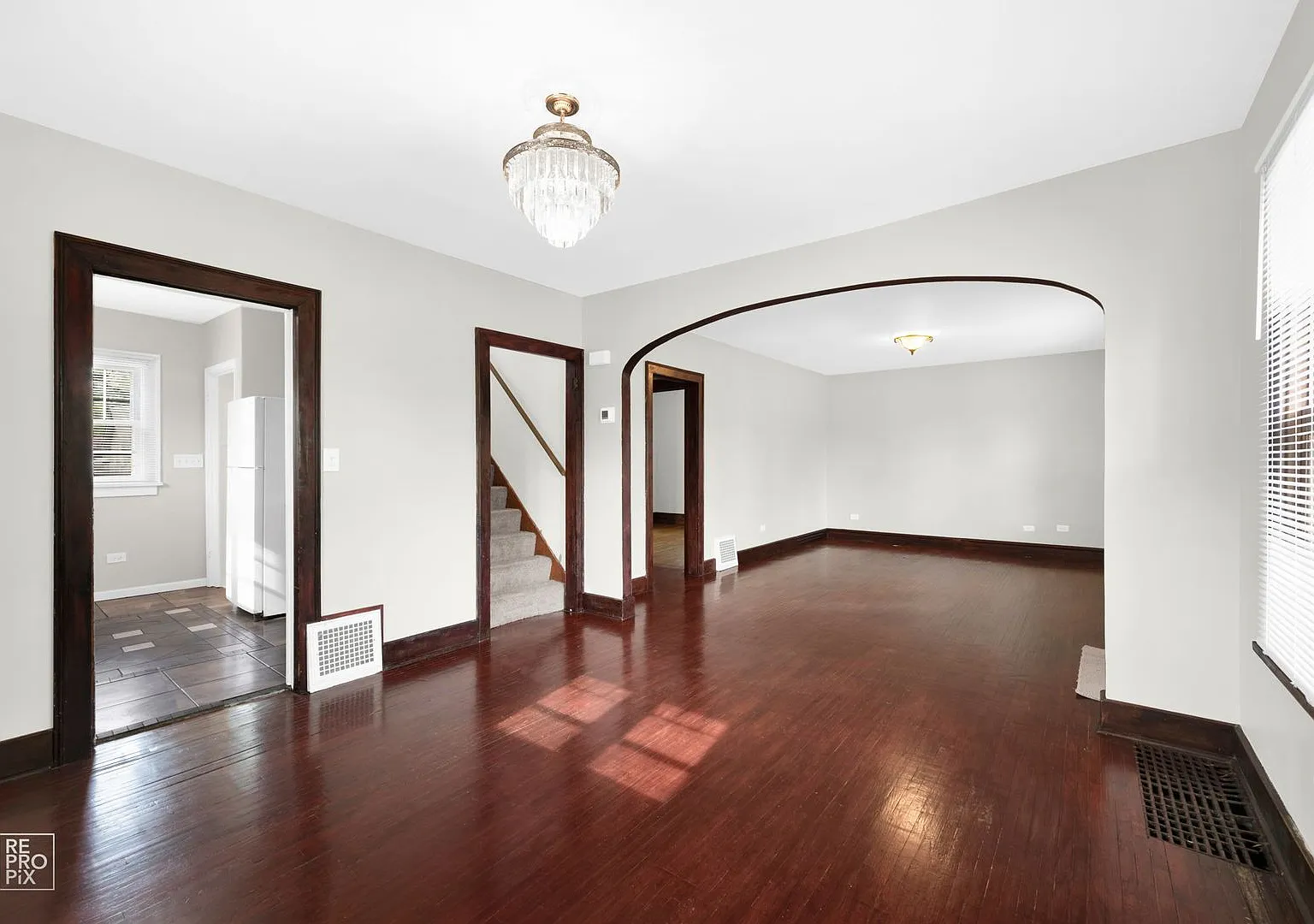 Three Bedroom Home Near Aurora University — Photo 3