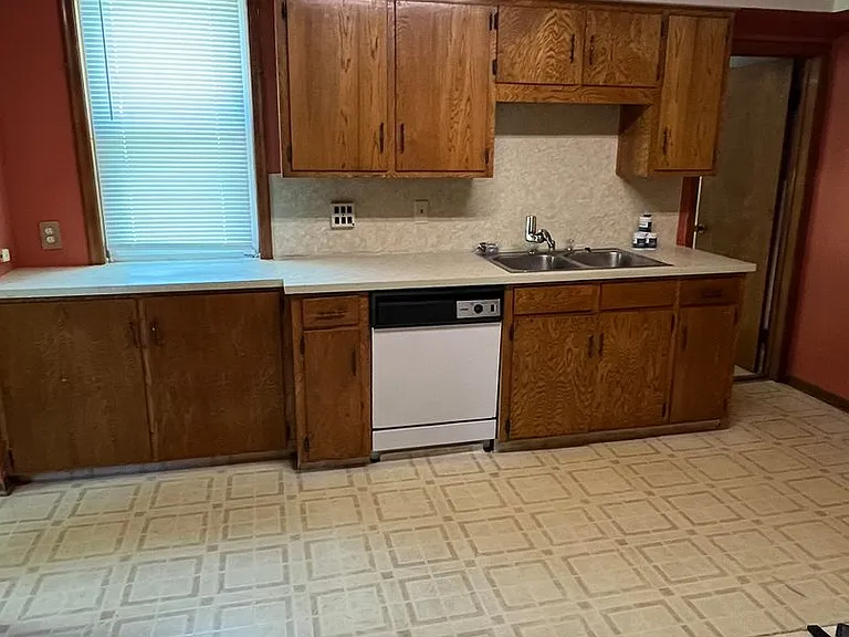 405 William St — Photo 1