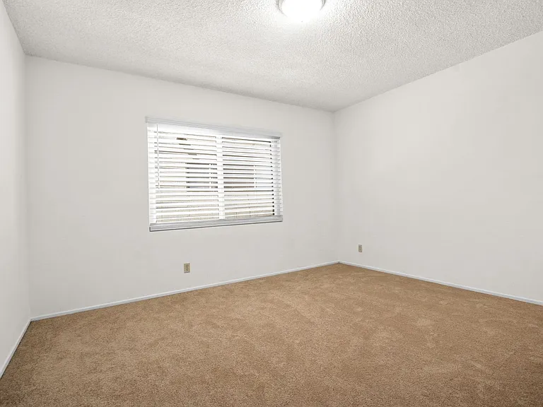 1237 Berkeley St - steps to Wilshire Blvd in Santa Monica — Photo 12